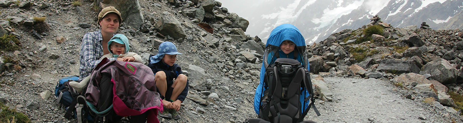 Drei Kinder beim Wandern in Neuseeland
